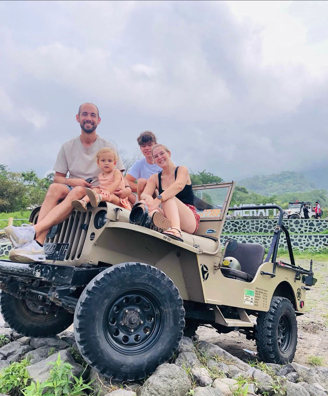 Kenapa Jeep Merapi Jadi Pilihan Favorit Wisatawan Lokal & Mancanegara